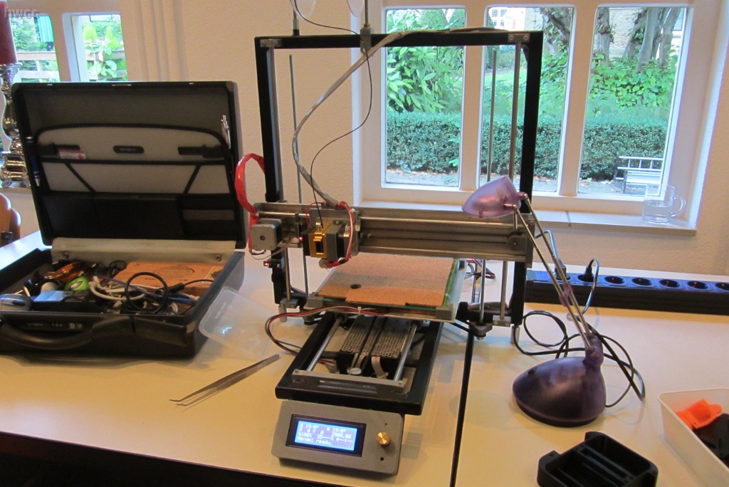 3 De 3D printer in voorbereiding.